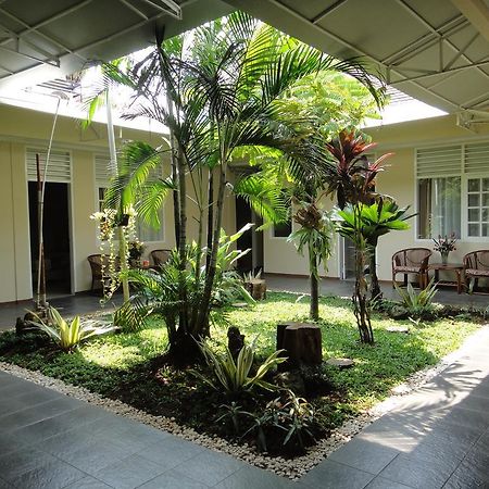 Gondia Guesthouse Джакарта Екстериор снимка