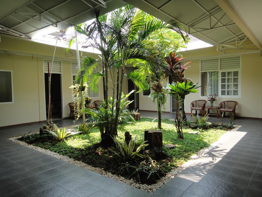 Gondia Guesthouse Джакарта Екстериор снимка