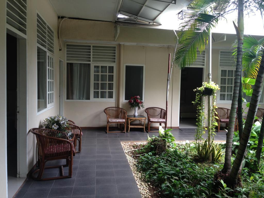 Gondia Guesthouse Джакарта Екстериор снимка
