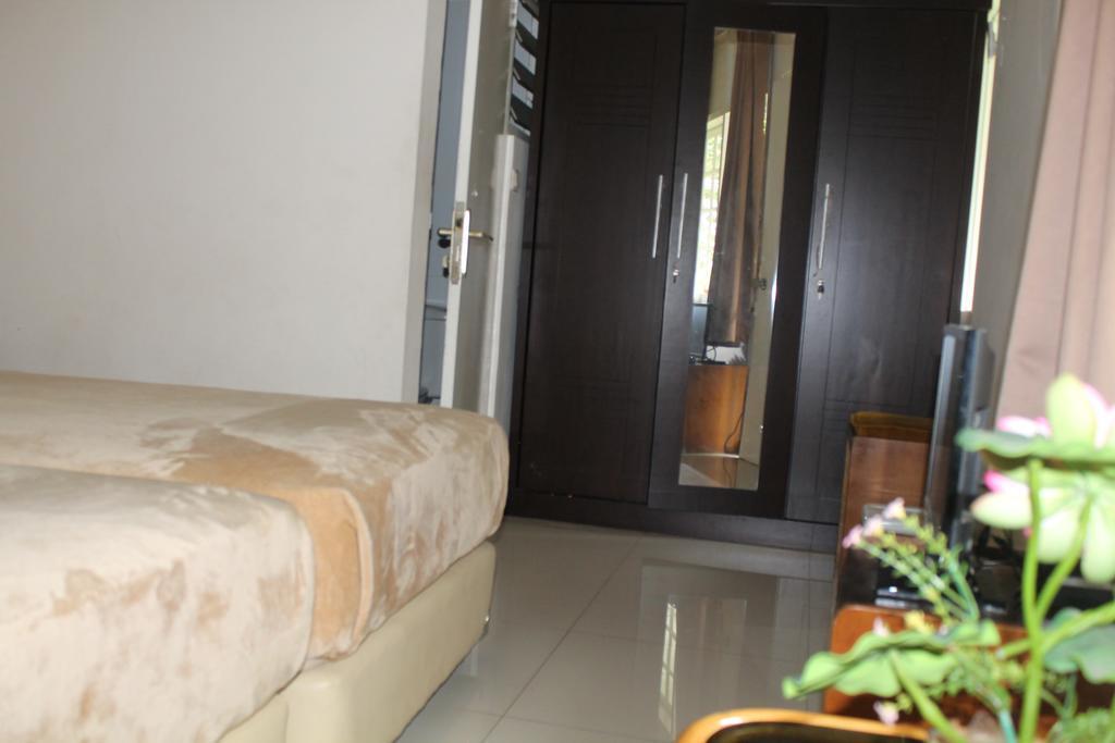Gondia Guesthouse Джакарта Стая снимка