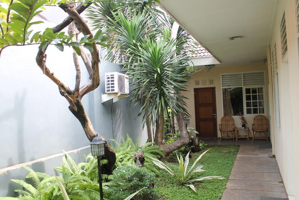Gondia Guesthouse Джакарта Екстериор снимка