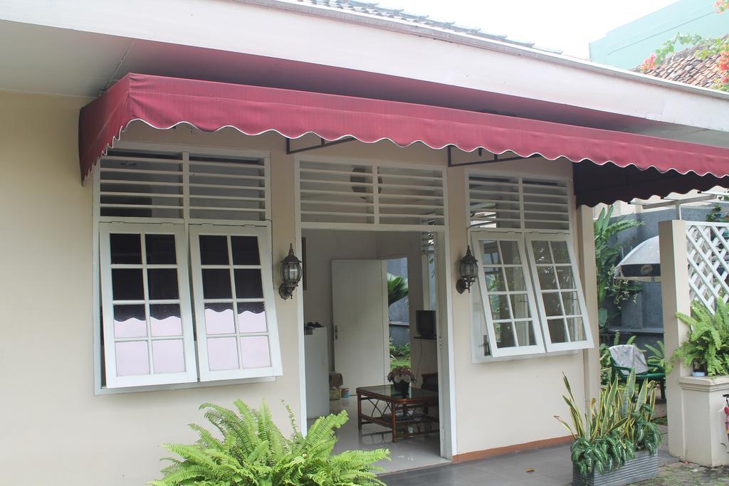 Gondia Guesthouse Джакарта Екстериор снимка