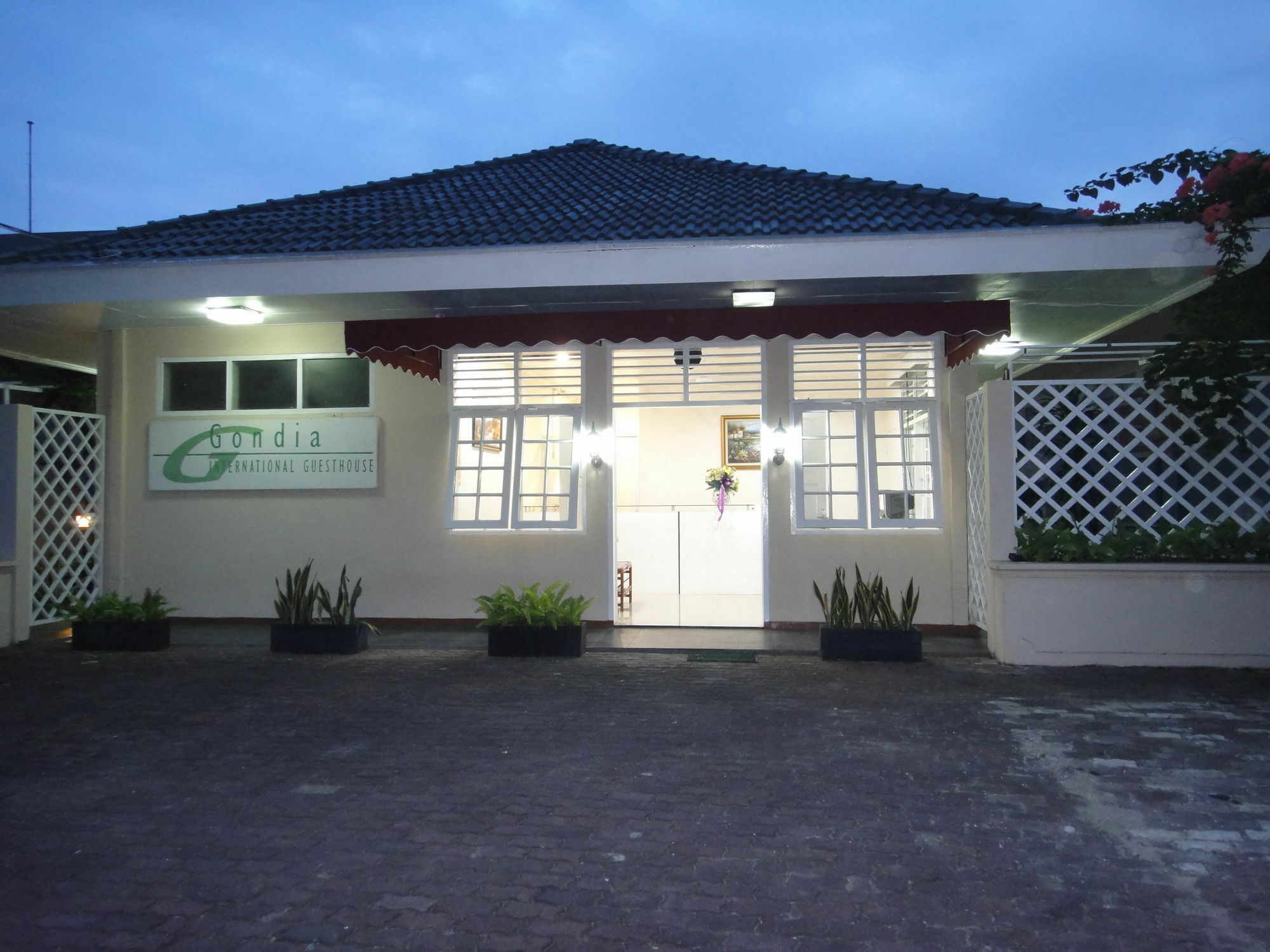 Gondia Guesthouse Джакарта Екстериор снимка